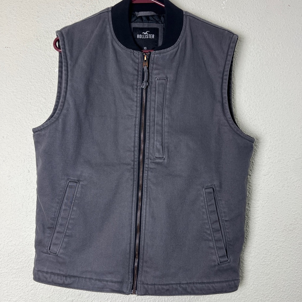 Hollister Men's gray full-zip quilted vest Gray